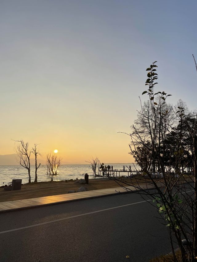 Sunrise over Erhai Lake, Dali 🌅☀️