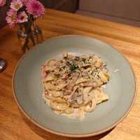 Warm Culinary Haven at Mama Kelly