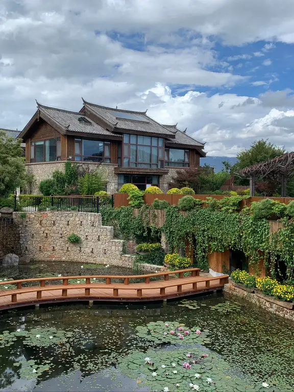 Stop staying in the ancient city when you go to Lijiang, there is a treasure hotel in the Naxi village, where even celebrities come to check in