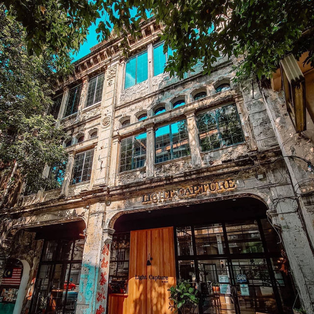 吉隆坡老街咖啡店超絕建築陽光灑落適合拍照打卡！