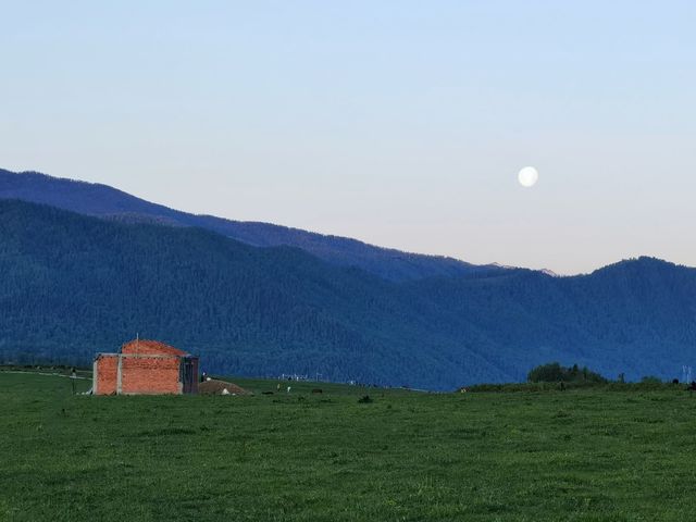 阿勒泰布爾津縣禾木村日出