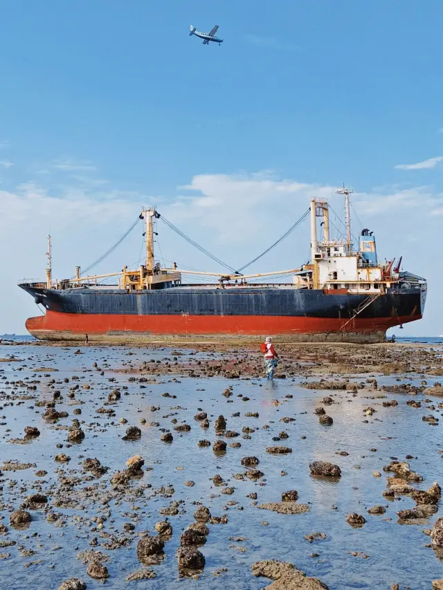 Haihua Island | Stranded Ship and the Sea