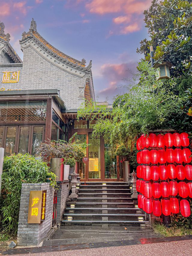 What is the experience like dining in a standalone villa in Qujiang?