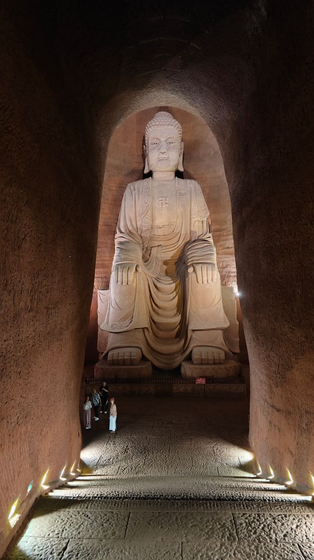 藏在山裡面的佛國世界，樂山大佛附近的東方佛都