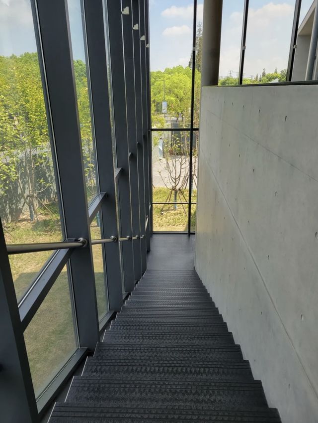 美術館內的書店，安藤忠雄青蘋果和光之教堂
