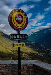 四川甘孜|甲居藏寨•卡帕瑪群峰裡的寨子。