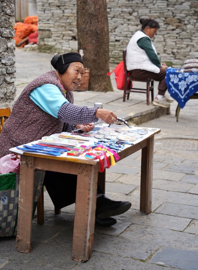這裡的人還穿著明朝的服飾。