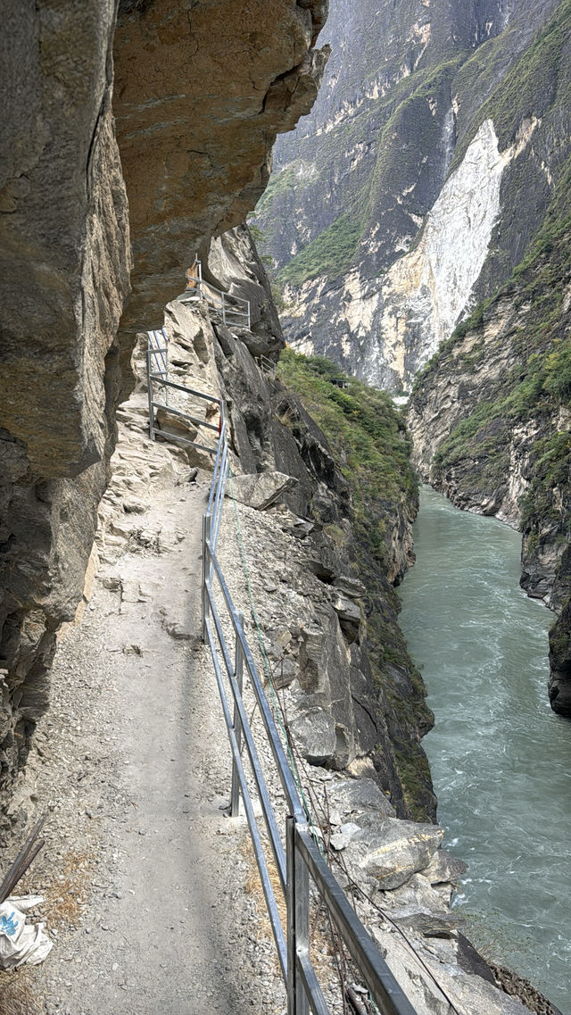 雲南｜虎跳峽峽谷徒步精華路段—— 一線天。