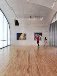 龍美術館建築的獨特性，與「繪畫」作品相得益彰。