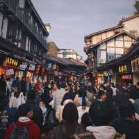一人去旅行｜到處都是人，沙坪壩區磁器口古鎮太有年味兒了，很熱鬧