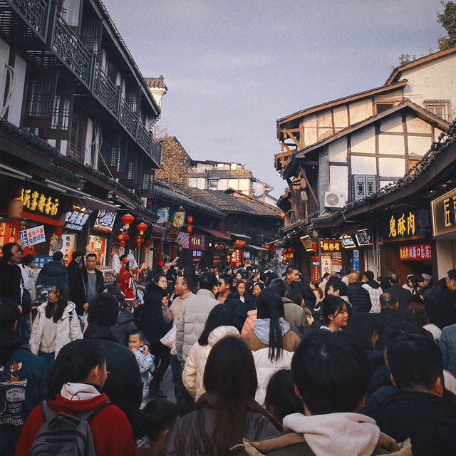 一人去旅行｜到處都是人，沙坪壩區磁器口古鎮太有年味兒了，很熱鬧