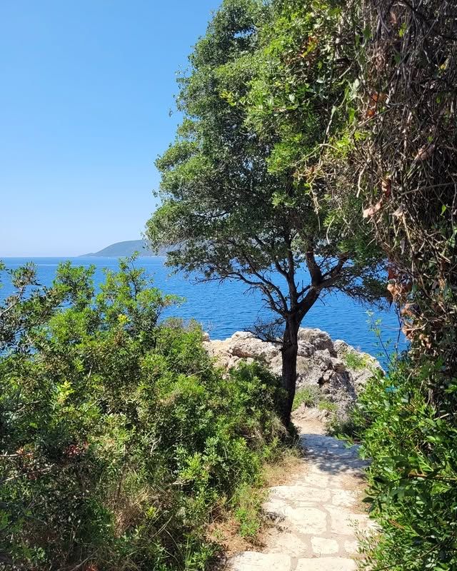 希臘萊夫卡斯島瓦西利基海灘——自然與寧靜的完美邂逅