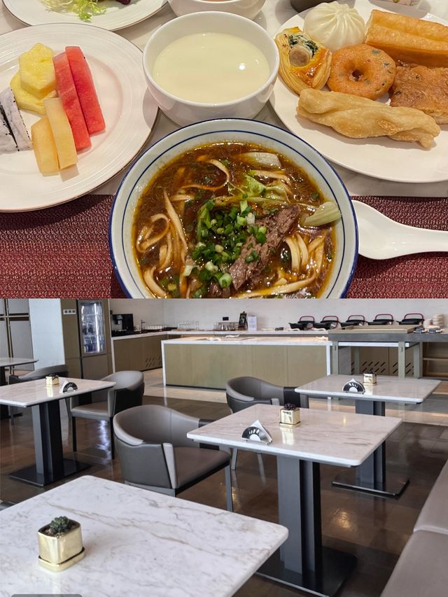 像一本本紅色的書籍累積而成的酒店