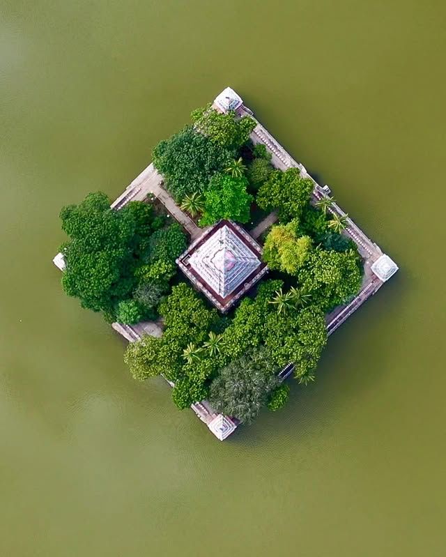 萬達拉加魯東寺——池塘中央的神聖殿堂 