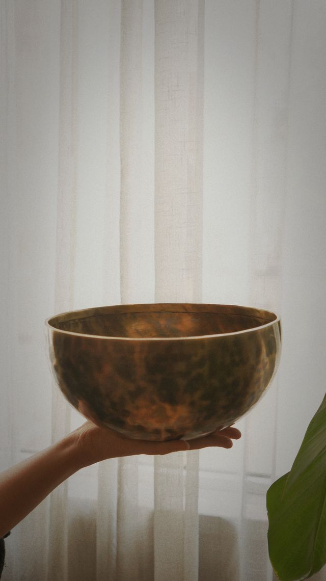 聽，是山泉在低語，還是頌缽在呼喚？