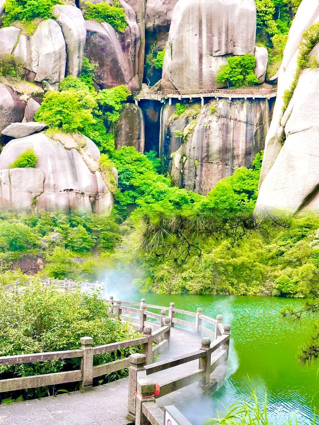 穿越海上仙都，石縫裡開滿春天