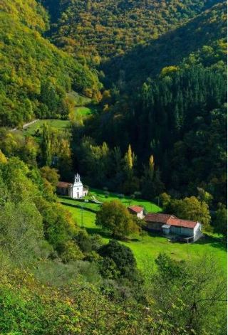 Step into a real-life version of "The Wizard of Oz"!