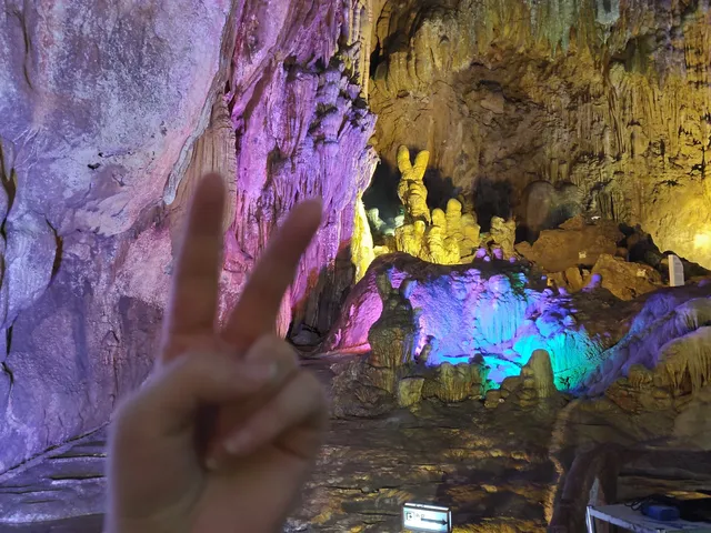 終於來到課本裡的黃果樹瀑布! 終於來到課本裡的黃果樹瀑布!