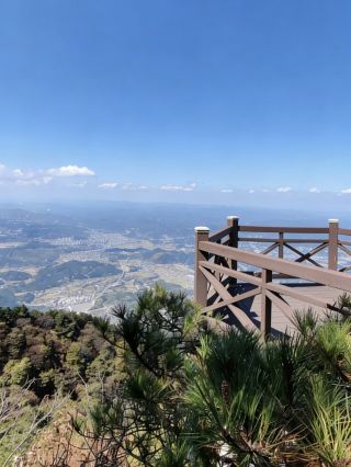 The breeze heals me, this mountaintop trip was totally worth it!