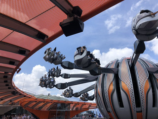 Pengalaman Seru Naik Roller Coaster di Hari yang Cerah.