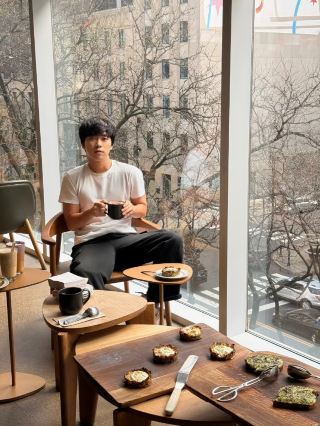 Chicago's high-energy daily life, from coffee shops to Tyrannosaurus Rex