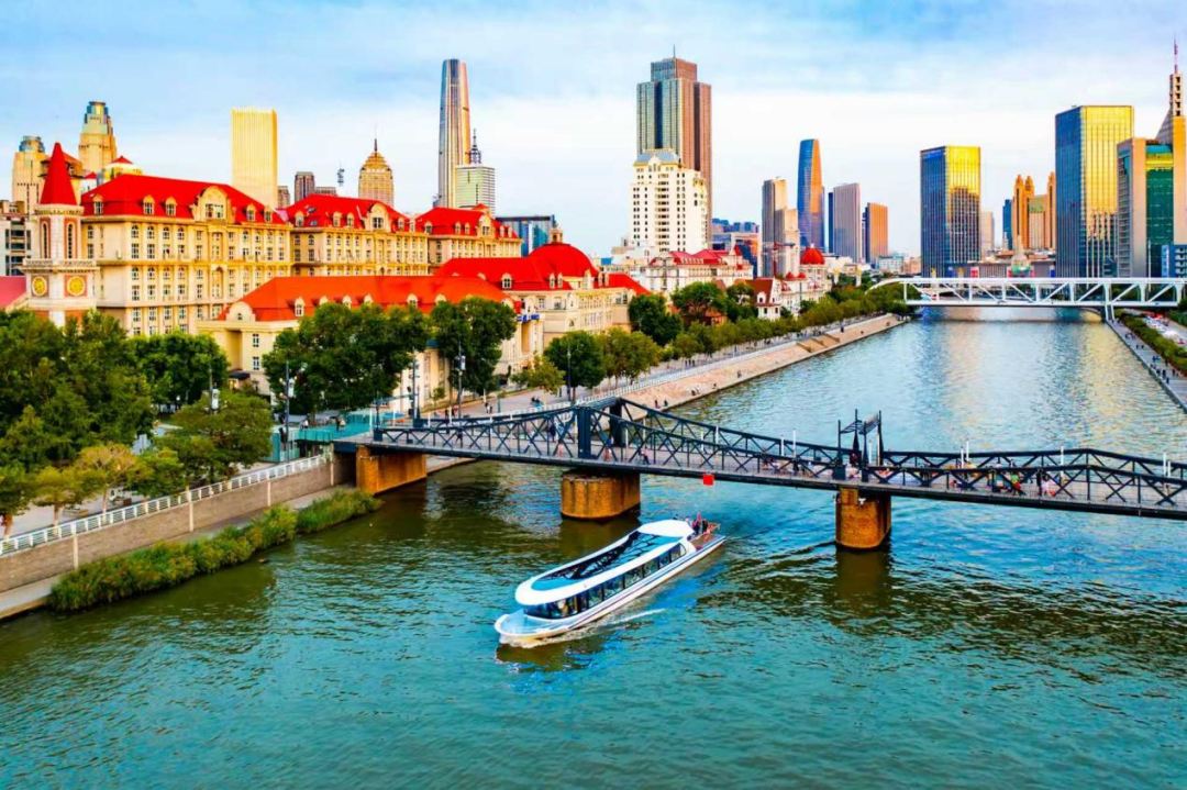 Embark on a summer journey in Tianjin aboard the Tianjin Travel Time Express.