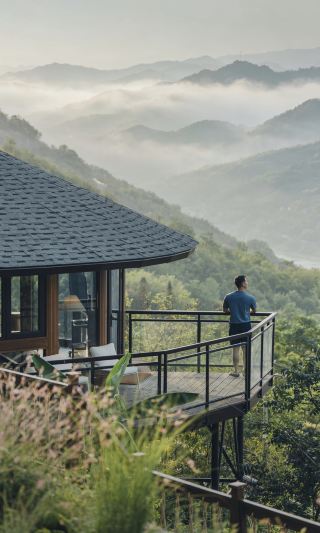 朋友圈で話題の雲中の木の小屋は、実は安康に隠れていた