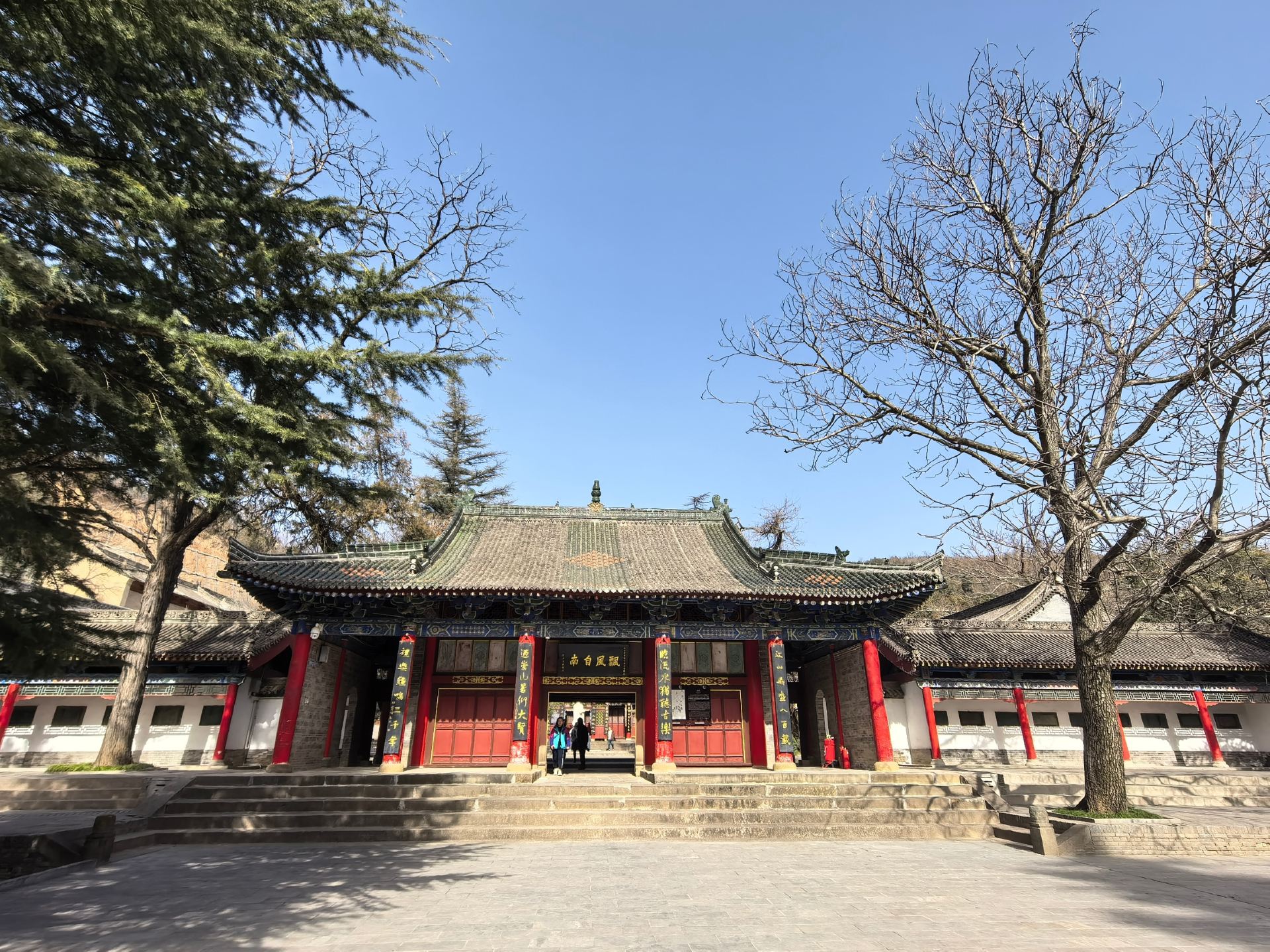 Saya mengunjungi Kuil Zhougong di Qishan dan kemudian pergi ke Balai Leluhur Sugong di Donghu, yang terkait dengan Su Shi. Kuil Zhougong dikelilingi oleh pohon cemara kuno dan bangunan-bangunan kuno yang sederhana. Mengingat kembali peradaban ritual dan musik yang didirikan oleh Adipati Zhou, saya merasa...