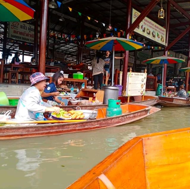 ลงเรือเที่ยว ตลาดน้ำดำเนินสะดวก ราชบุรี