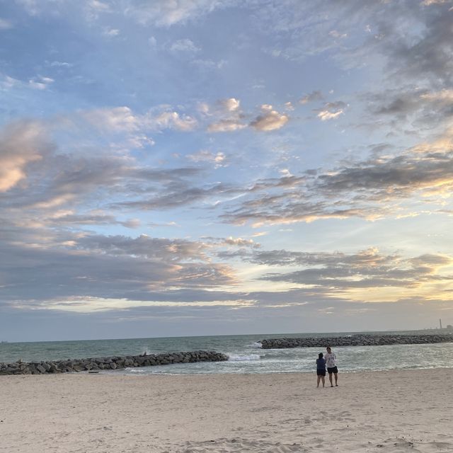 ชมวิวทะเลฟีลปูซานที่หาดแสงจันทร์ จ.ระยอง 