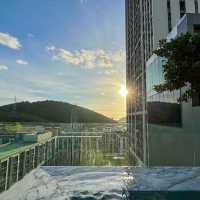 เดินทางสะดวก พักที่ Holiday Inn & Suites Sriracha