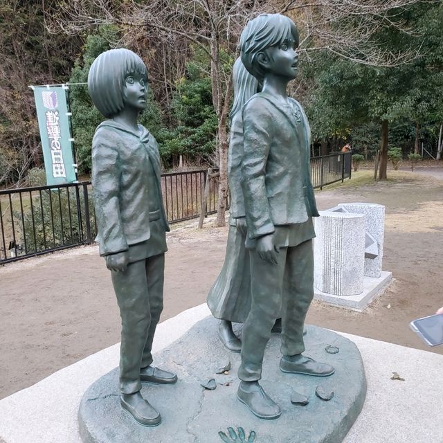 大分県日田市大山ダムにある進撃の巨人銅像