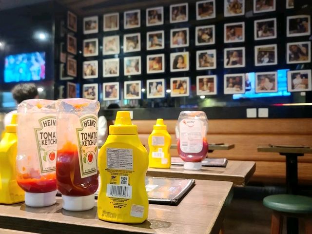 落入酒吧街的天上有漢堡 香港灣仔 落入酒吧街的天上有漢堡 香港灣仔