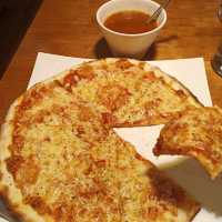 覺得好吃一直來~pizza rock 一個人吃12吋紐約披薩+一碗義式蔬菜湯