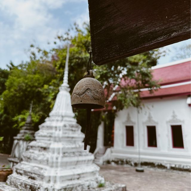 วัดกำแพงบางจาก กราบขอพร "หลวงพ่อบุษราคัม" 