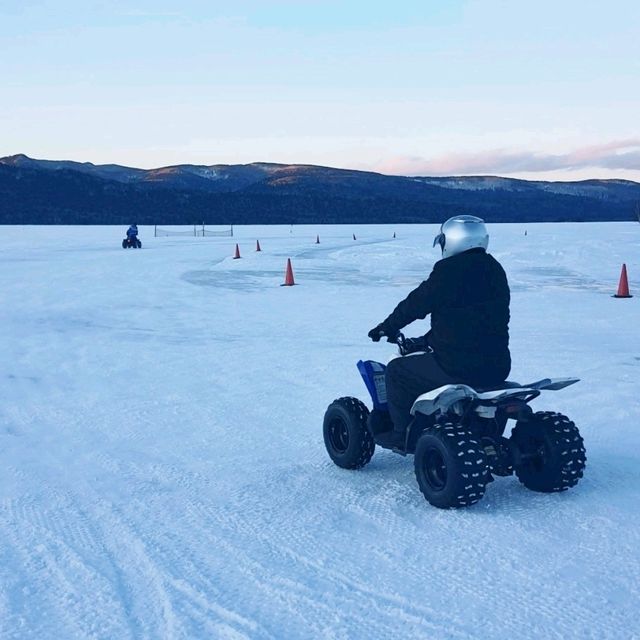 冬季游玩北海道阿寒湖，體驗冰上活動