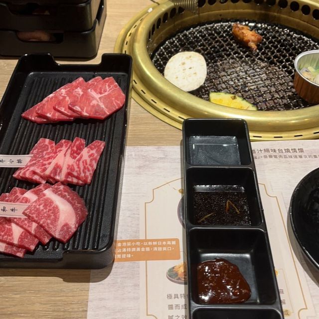 推介美國SRF極黑牛，滿滿牛香，脂肪均勻，輕輕燒兩燒已經充滿油脂香～