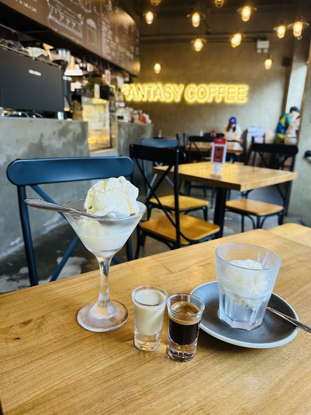 📍屯門碼頭海濱cafe☕️好食又好chill😚漫活之選✅必點手撕德國鹹豬手薄餅🍕+雲尼拿雪糕加百利甜酒🍨