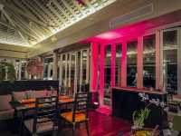 ห้องอาหารติดทะเลในโรงแรมหรู วิวทะเล 180 องศา