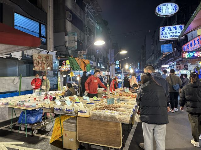 เดินตลาดนัดกลางคืน RAOHE Night Market
