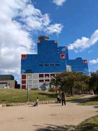 梅田、北区の 扇町公園 は広大な敷地内に、プール、ジム、何よりも関西テレビのビルが超オシャレ！キッズプラザも有る！