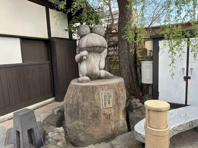 長野・松本。カエル🐸のオブジェが目印『なわて通り』  