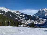 눈 내린 스위스의 설산에서 스키타기