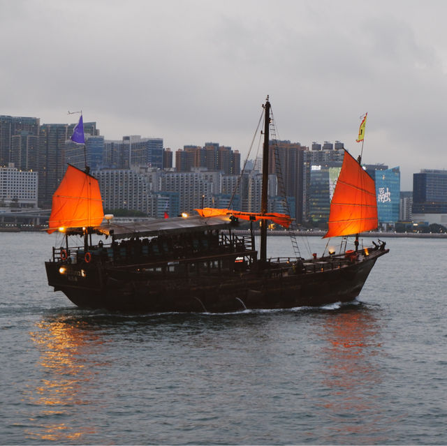 ล่องเรือสุดโรแมนติก 