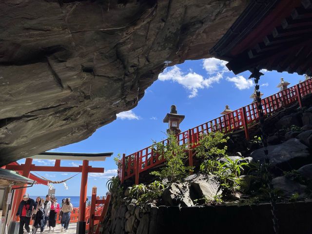 海岸の洞窟に建つ珍しい神社⛩️