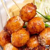 ไส้กรอกทอดเนื้อแน่นๆเต็มคำ ผักสดฟรีไม่อั้น
