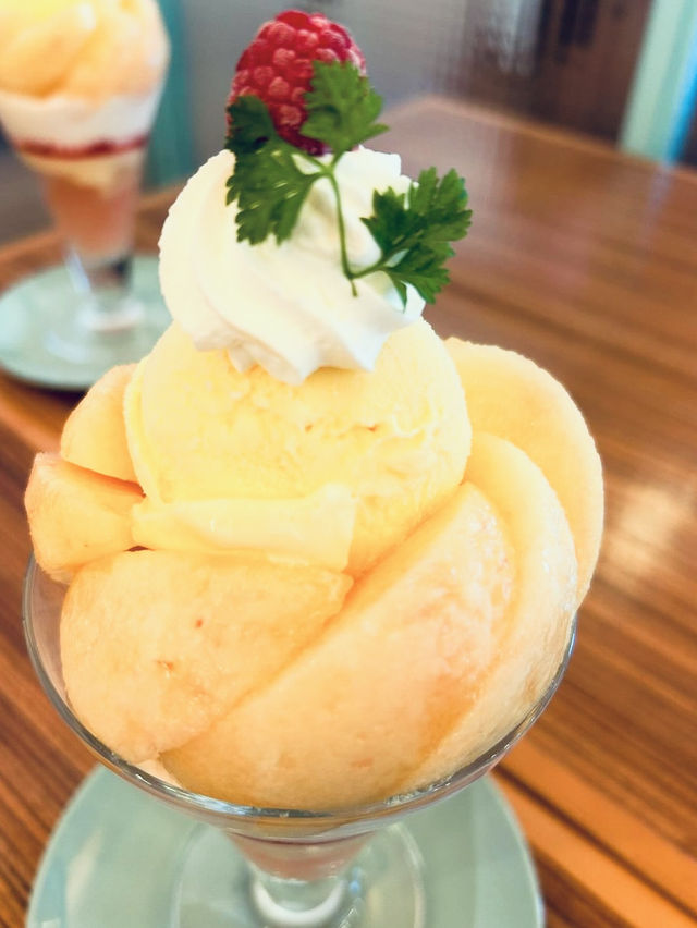 【北九州カフェ】大きな桃まるごと1個使ったパフェが食べられる🍑