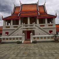 สักการะพระพุทธไตรรัตนนายก ซำปอกง ที่วัดกัลยาณ์