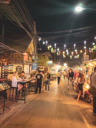 ถนนคนเดินปาย: ตลาดกลางคืนที่มีชีวิตชีวา