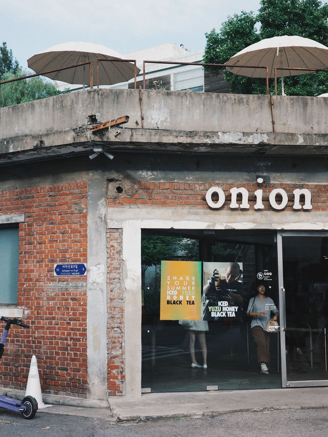 首爾必訪咖啡廳｜Onion 聖水店：工業風與廢墟美學的完美結合